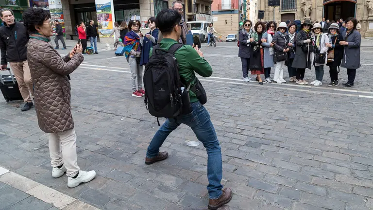 Turistas orientales en la Plaza Consistorial de Pamplona (01). IÑIGO ALZUGARAY
