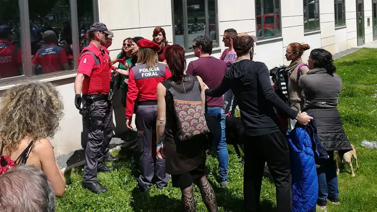 La Policía Foral frena las protestas a las puertas de la Audiencia de Navarra tras conocerse la condena a La Manada. NAVARRA.COM