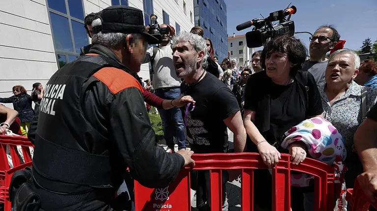 La plaza situada ante el Palacio de Justicia de Pamplona ha sido escenario de momentos de gran tensión cuando los cientos de manifestantes indignados por el fallo judicial de La Manada han hecho retroceder al cordón policial que protegía la entrada. EFE/Villar Lopez