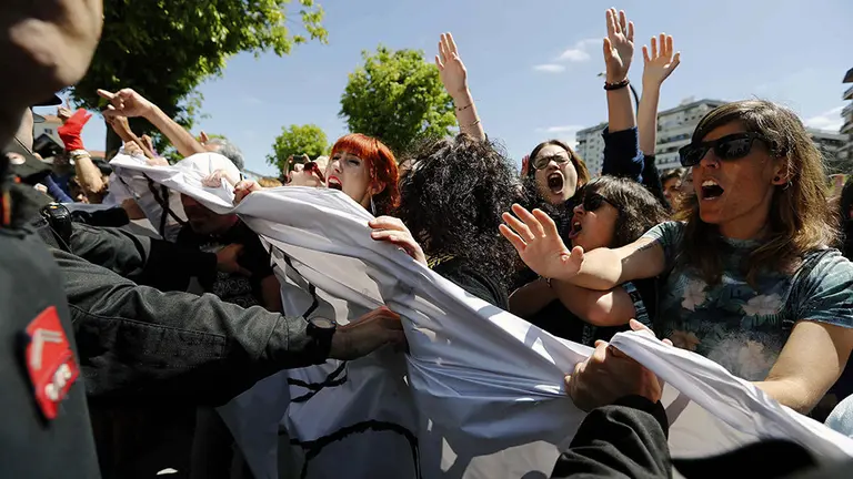 La plaza situada ante el Palacio de Justicia de Pamplona ha sido escenario de momentos de gran tensión cuando los cientos de manifestantes indignados por el fallo judicial de La Manada han hecho retroceder al cordón policial que protegía la entrada. EFE/Villar Lopez
