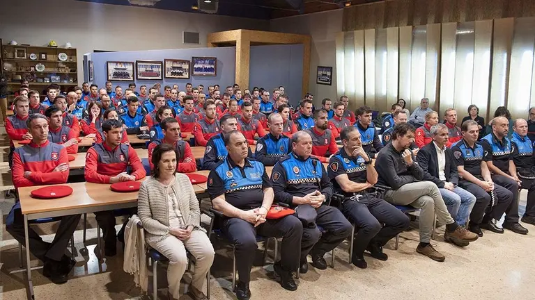 Policías que asistirán al curso, que se ha inaugurado este jueves