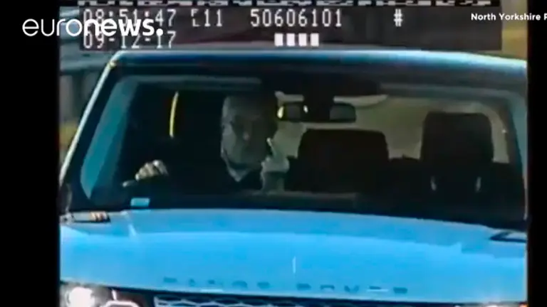 Timothy Hill haciendo una peineta EURONEWS