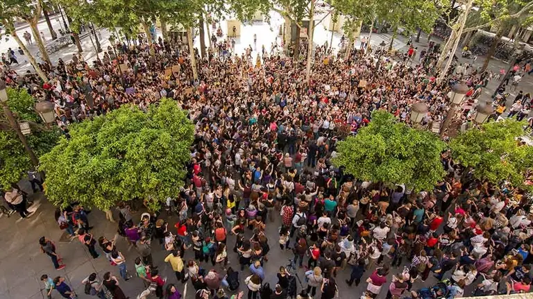 GRAF3524 SEVILLA, 26/04/2018.- Varios centenares de personas, en su mayoría mujeres, se han concentrado hoy en Sevilla en protesta por el fallo de la Audiencia de Navarra que ha condenado a cada uno de los cinco jóvenes de La Manada a 9 años de cárcel por un delito continuado de abuso sexual y no por agresión sexual. EFE/Raúl Caro
