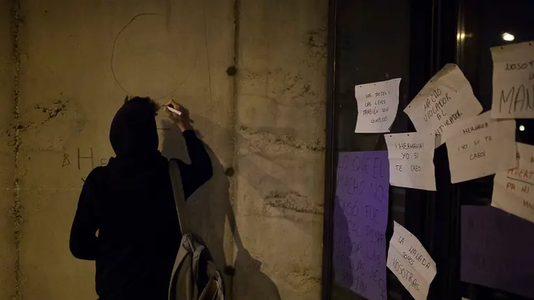 Varias personas pegan carteles y hacen pintadas en la entrada del Palacio de Justicia de Navarra en Pamplona. PABLO LASAOSA 08