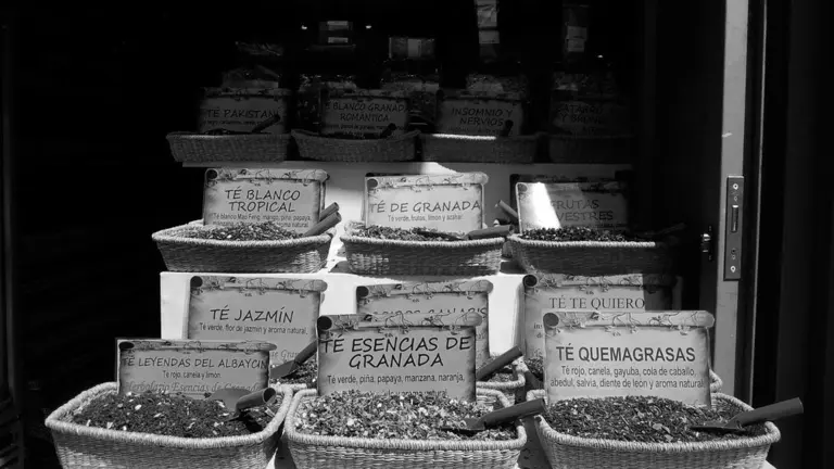 Varias infusiones expuestas en una herbolistería ARCHIVO