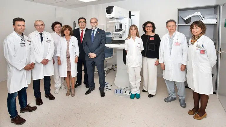 Personal médico posa junto al nuevo mamógrafo digital. GOBIERNO DE NAVARRA