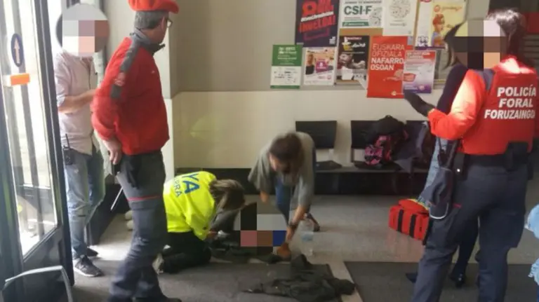 La Policía Foral y miembros de la DYA atienden a una joven que ha sufrido un ataque epiléptico en la concentración a las puertas del Palacio de Justicia por la sentencia contra La Manda PF