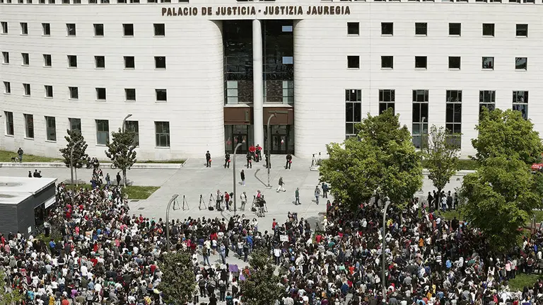 Las movilizaciones en protesta por la sentencia de la Audiencia Provincial que condena a los cinco acusados de la Manada por abusos sexuales, se han repetido en el Palacio de Justicia de Navarra. EFE/Jesus Diges