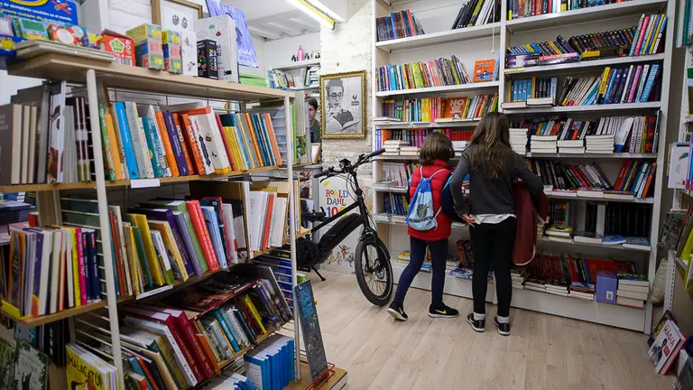Fiesta de despedida de la Librería Auzolan, que cierra definitivamente tras cuarenta años de actividad. PABLO LASAOSA 06