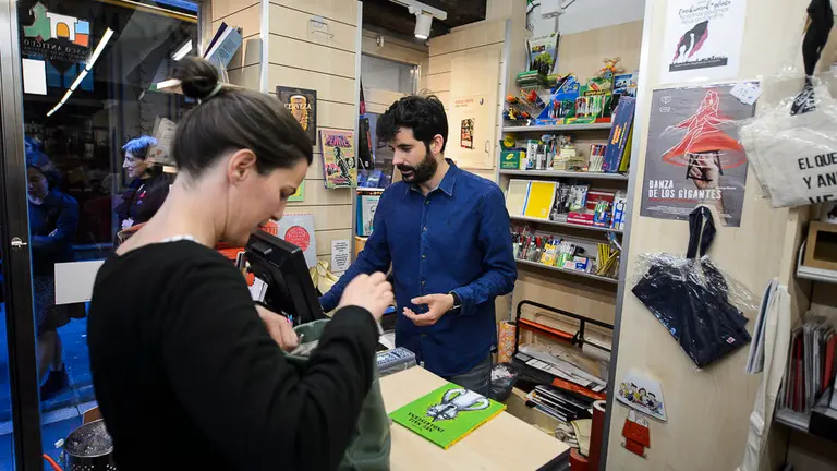 Fiesta de despedida de la Librería Auzolan, que cierra definitivamente tras cuarenta años de actividad. PABLO LASAOSA 12