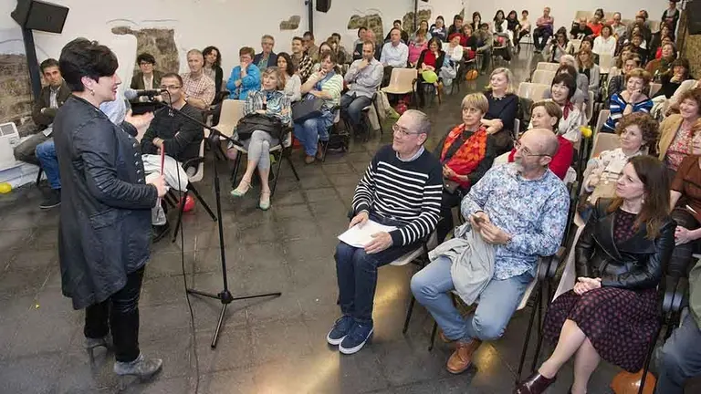 La consejera de Educación Solana durante el encuentro con profesores de la EOIP