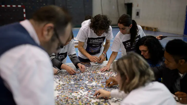 Expertos de una docena de países se reúnen para montar el rompecabezas más grande del mundo en menos de 48 horas. PABLO LASAOSA 04