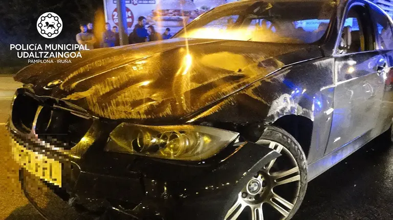 Estado en que quedó el vehículo tras volcar en la glorieta formada por las calles Tajonar y Cataluña