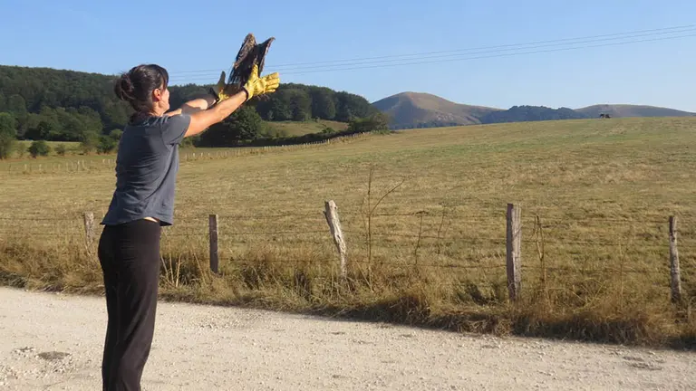 Una joven soltando un ave en el centro Ilundain