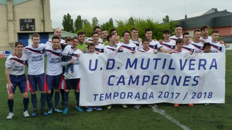 La Mutilvera posa con la pancarta de campeón.