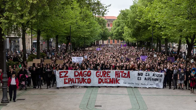 Multitudinaria manifestación convocada por el movimiento feminista en contra de la sentencia del caso de violación de 'La Manada' (29). IÑIGO ALZUGARAY