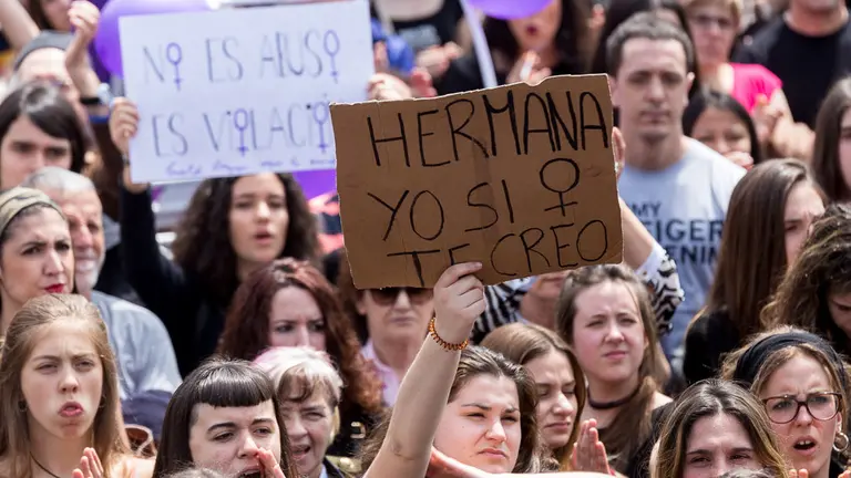 Multitudinaria manifestación convocada por el movimiento feminista en contra de la sentencia del caso de violación de 'La Manada' (46). IÑIGO ALZUGARAY