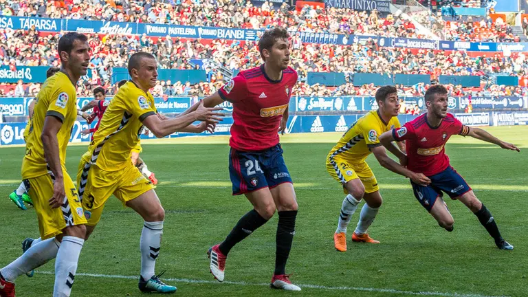 Lucas Torró y Oier al ataque en el Osasuna - Lugo disputado en El Sadar. IÑIGO ALZUGARAY