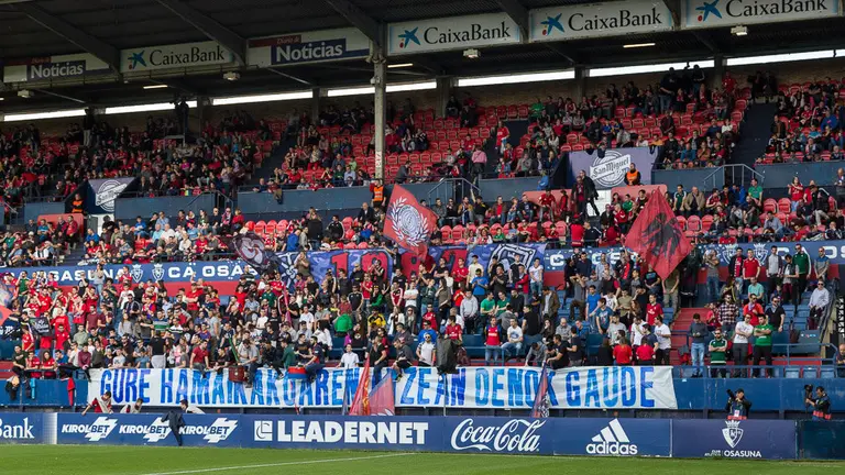 La grada de El Sadar durante el partido entre Osasuna y Lugo (04). IÑIGO ALZUGARAY