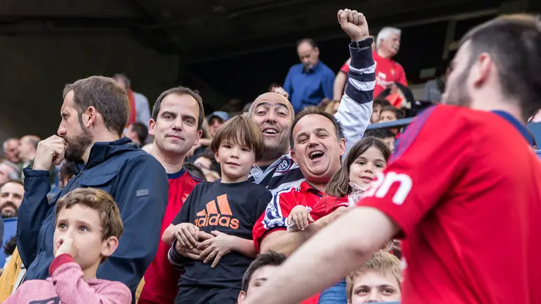 La grada de El Sadar durante el partido entre Osasuna y Lugo (06). IÑIGO ALZUGARAY