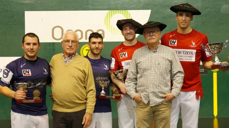Los finalistas con sus trofeos. Maialen Andrés.