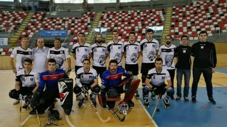El Iruña hockey en la pista de La Coruña. Twitter Iruña hockey.