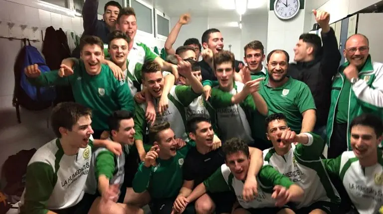 El Oberena juvenil celebra su ascenso. Facebook.