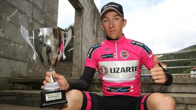 Zhigunov con su trofeo ganado con el equipo Lizarte.