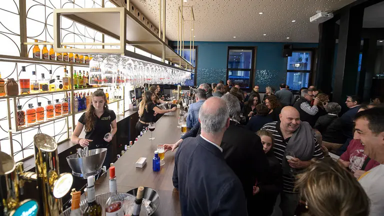  Inauguración de la reforma del nuevo bar del Casino Eslava de Pamplona. PABLO LASAOSA 06