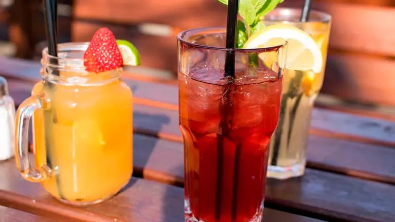 Varios cócteles sobre una mesa ARCHIVO