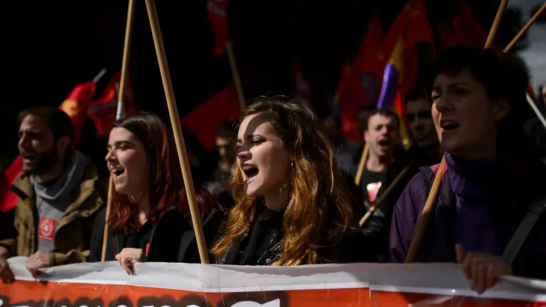 Manifestación de CCOO y UGT por el primero de Mayo. PABLO LASAOSA 12