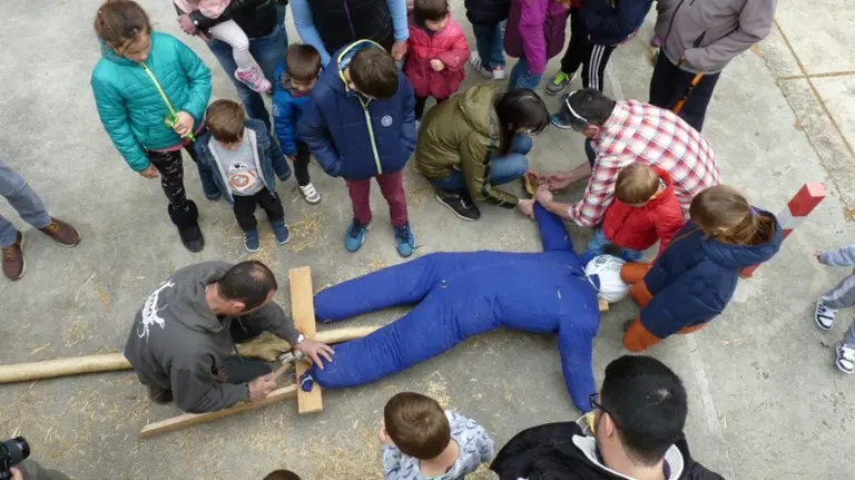 Clavando el mayo al chopo.
