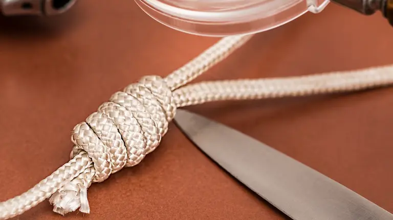 Imagen de recurso de una soga y otras armas