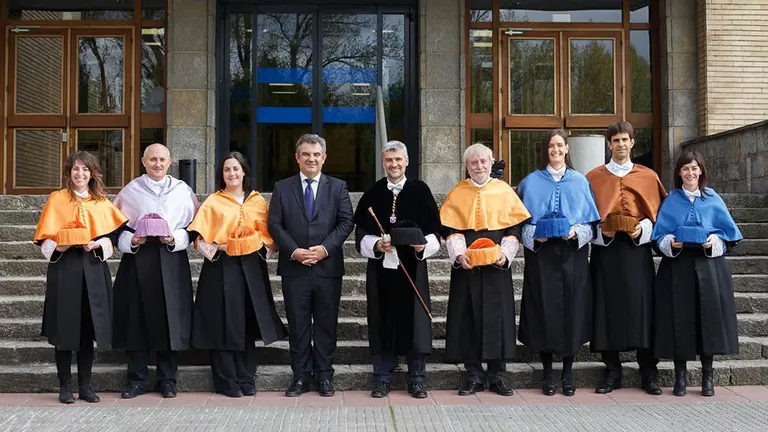 Los seis alumnos galardonados posando en la UPNA