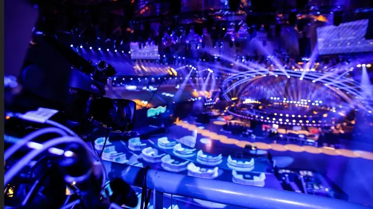Una cámara 'observa' las pruebas de luces del escenario del Altice Arena, el pabellón que acogerá el festival de Eurovisión en Lisboa. Foto Thomas Hanses (ESC)