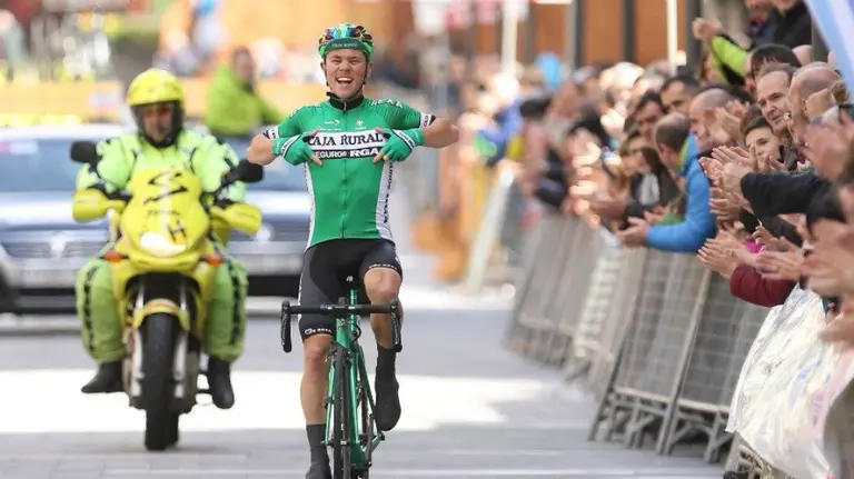 Antonio Gómez, Caja Rural, entra vencedor en Torredonjimeno.