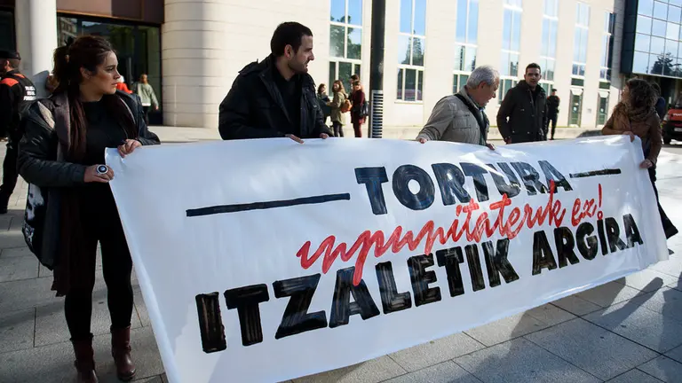 El miembro del Consejo Nacional de Sortu Eneko Compains realiza declaraciones con motivo de su denuncia por tortura. PABLO LASAOSA 03