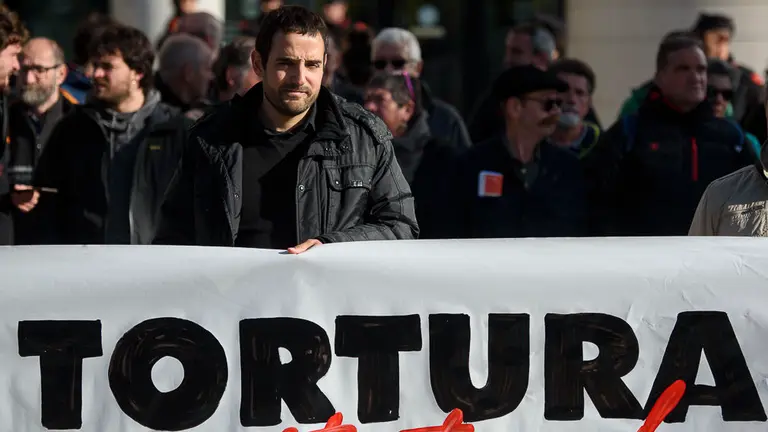 El miembro del Consejo Nacional de Sortu Eneko Compains realiza declaraciones con motivo de su denuncia por tortura. PABLO LASAOSA 05