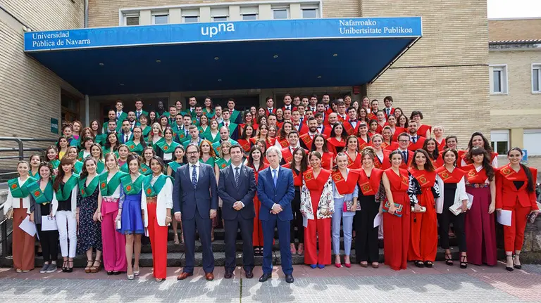 El alumnado de los dos grados de la Facultad de Ciencias Jurídicas posa con las autoridades, tras el acto de fin de estudios UPNA