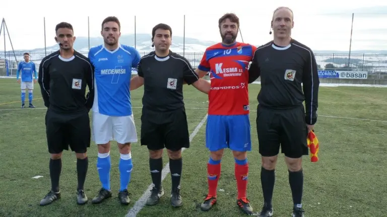 Eneko Viana, con camiseta roja, ante el Ardoi en Zizur Mayor