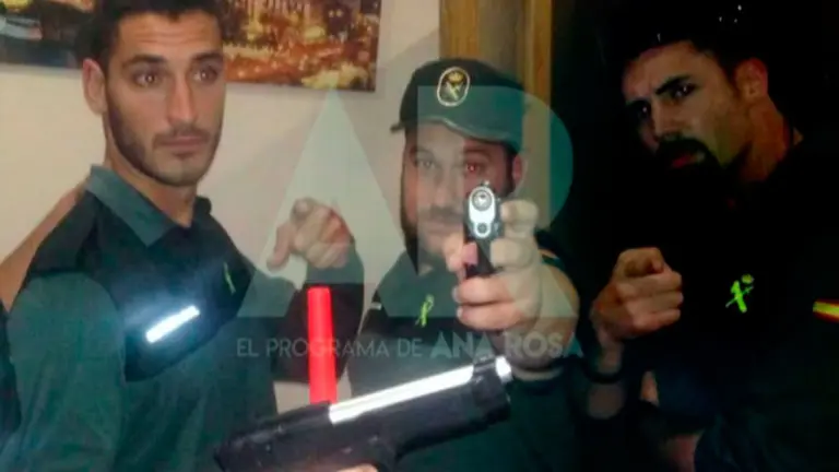 El militar Alfonso Jesús Cabezuelo Entrena (i), José Ángel Prenda (c) y Jesús Escudero vestidos con ropa reglamentaria de la Guardia Civil. AR