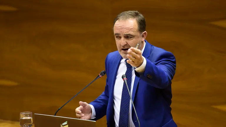 Javier Esparza, de UPN, interviene en el Parlamento de Navarra. PABLO LASAOSA