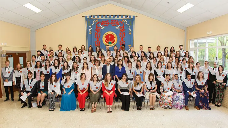 Estudiantes de la V Promoción del Grado en Enfermería posan con las autoridades, tras la ceremonia. UPNA