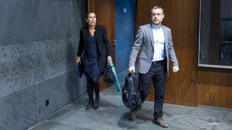 Uxue Barkos, presidenta de Navarra, y Miguel Laparra, vicepresidente de Derechos Sociales, a su llegada al Parlamento (2). IÑIGO ALZUGARAY