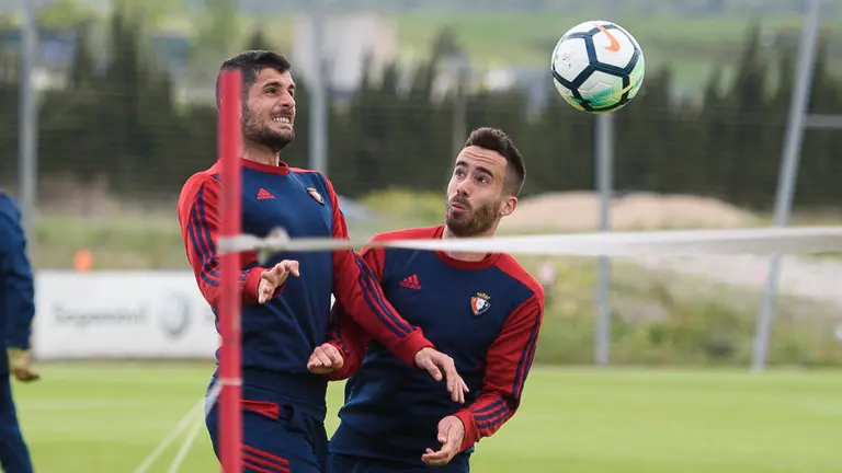 La plantilla de Osasuna se ejercita en Tajonar a puerta cerrada de cara al partido del domingo ante el Nàstic en Tarragona. PABLO LASAOSA 08