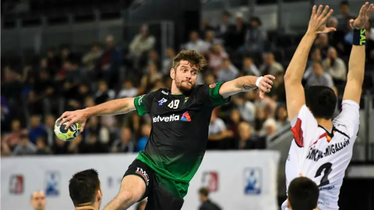 Raúl Nantes lanza el balón ante la defensa riojana en el partido Helvetia - Logroño. Twitter Asobal.