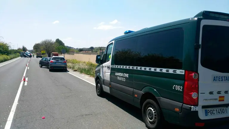 El-accidente-que-se-ha-registrado-a-la-salida-de-Tafalla-y-que-se-ha-saldado-con-cuatro-personas-heridas.-GUARDIA-CIVIL