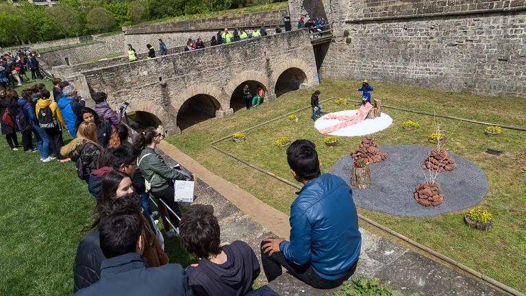 Alumnos de once centros educativos participan en Naturart, una exposición colectiva organizada por el Ayuntamiento en los fosos de la Ciudadela (11). IÑIGO ALZUGARAY