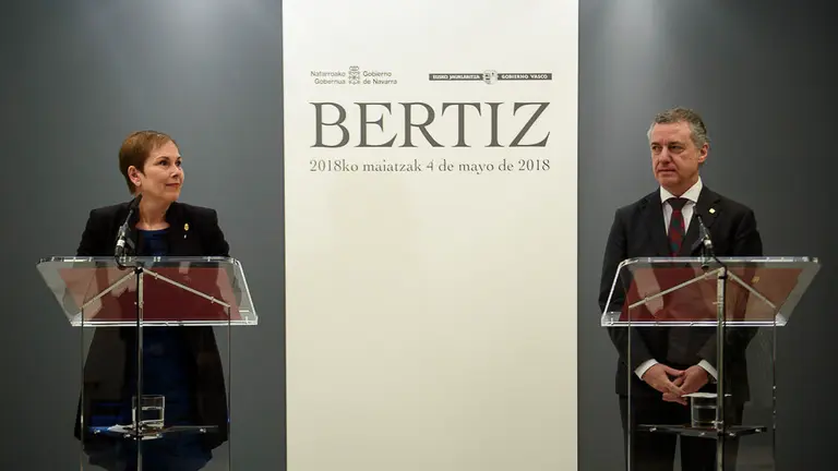 La presidenta de Navarra, Uxue Barkos, y el lehendakari, Iñigo Urkullu, realizan una declaración institucional ante los medios de comunicación tras haberse producido el anuncio de disolución de ETA. PABLO LASAOSA