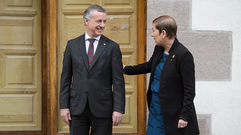 La presidenta de Navarra, Uxue Barkos, y el lehendakari, Iñigo Urkullu, realizan una declaración institucional ante los medios de comunicación tras haberse producido el anuncio de disolución de ETA. PABLO LASAOSA